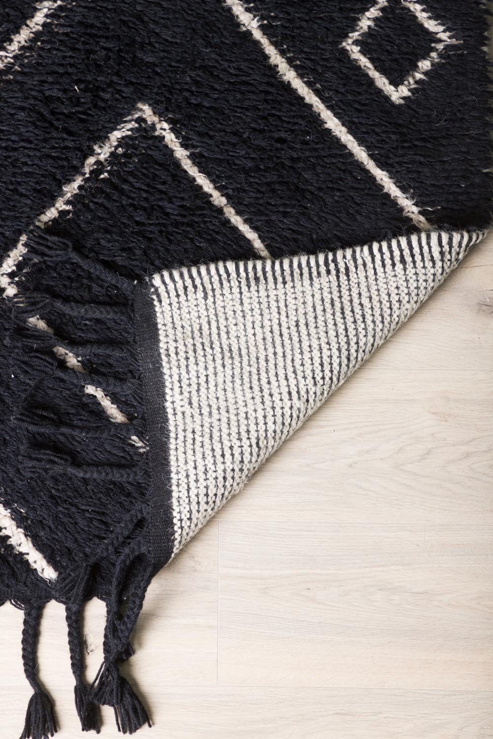 David Teppich in Schwarz präsentiert im Onlineshop von KAQTU Design AG. Teppich ist von Venture Home