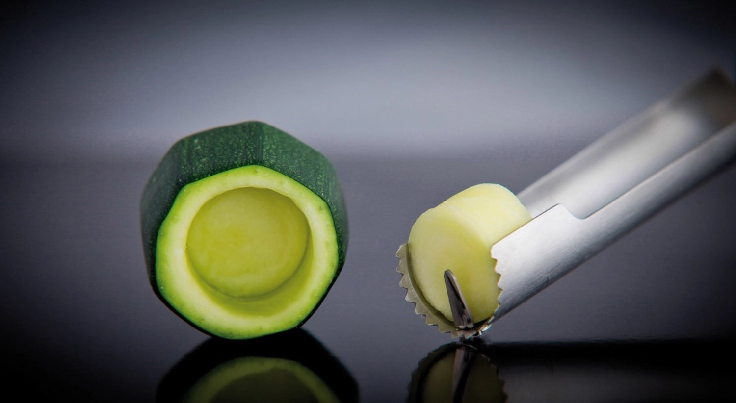 Praktischer Universalentkerner von de Buyer mit 20mm Durchmesser, perfekt für das mühelose Entkernen von verschiedenen Obst- und Gemüsesorten.