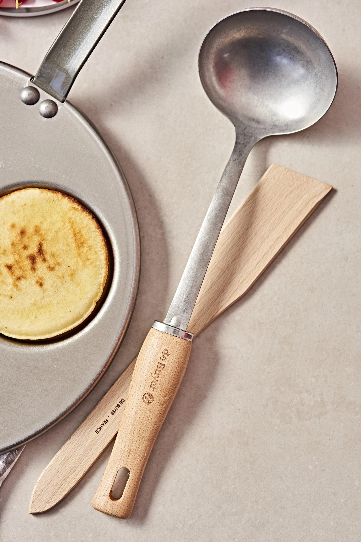 Elegante Suppenkelle Nostalgy von de Buyer, aus hochwertigem Material, perfekt zum Servieren von Suppen und Eintöpfen mit nostalgischem Design.