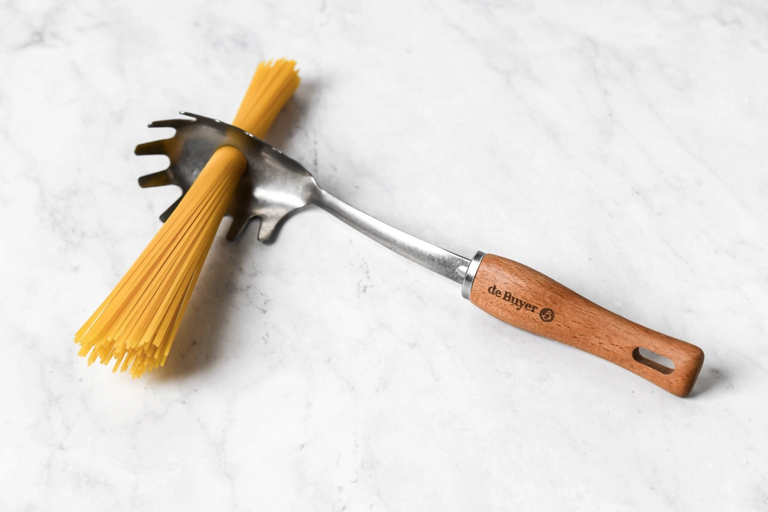 Erleben Sie den Spaghettiheber Nostalgy von de Buyer: Langlebig, ergonomisch und mit nostalgischem Holzgriff – perfekt für Ihre Pasta-Genüsse!