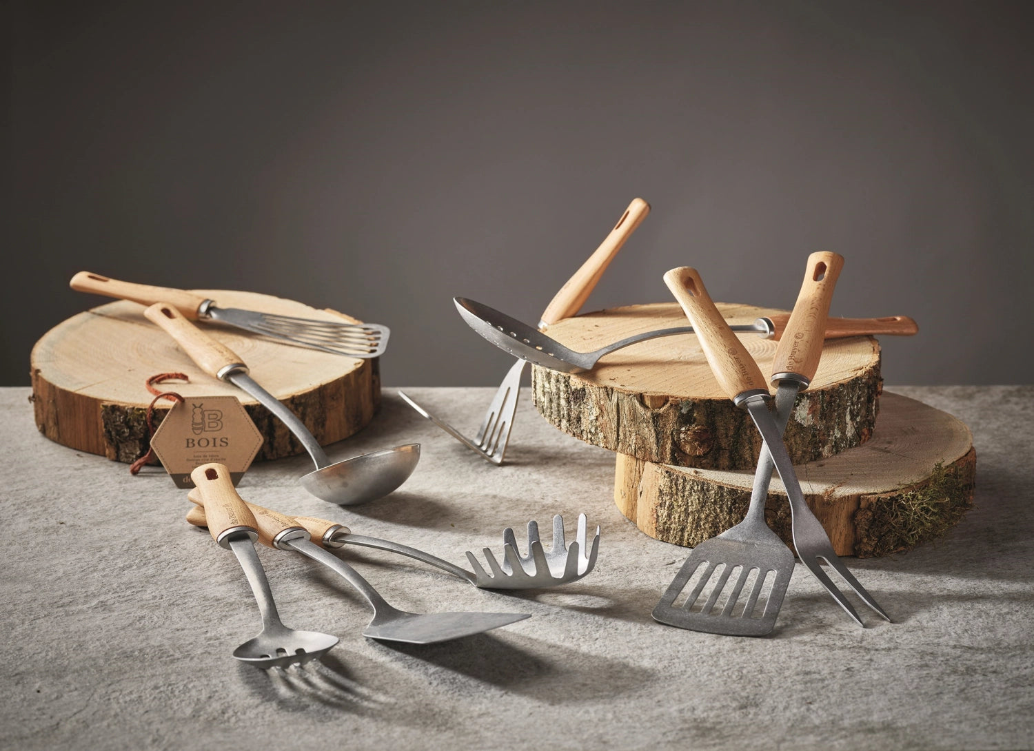 Entdecken Sie den Spaghettiheber Nostalgy von de Buyer: Hochwertiger Edelstahl, ergonomisches Design und stilvoller Buchenholzgriff für müheloses Servieren!