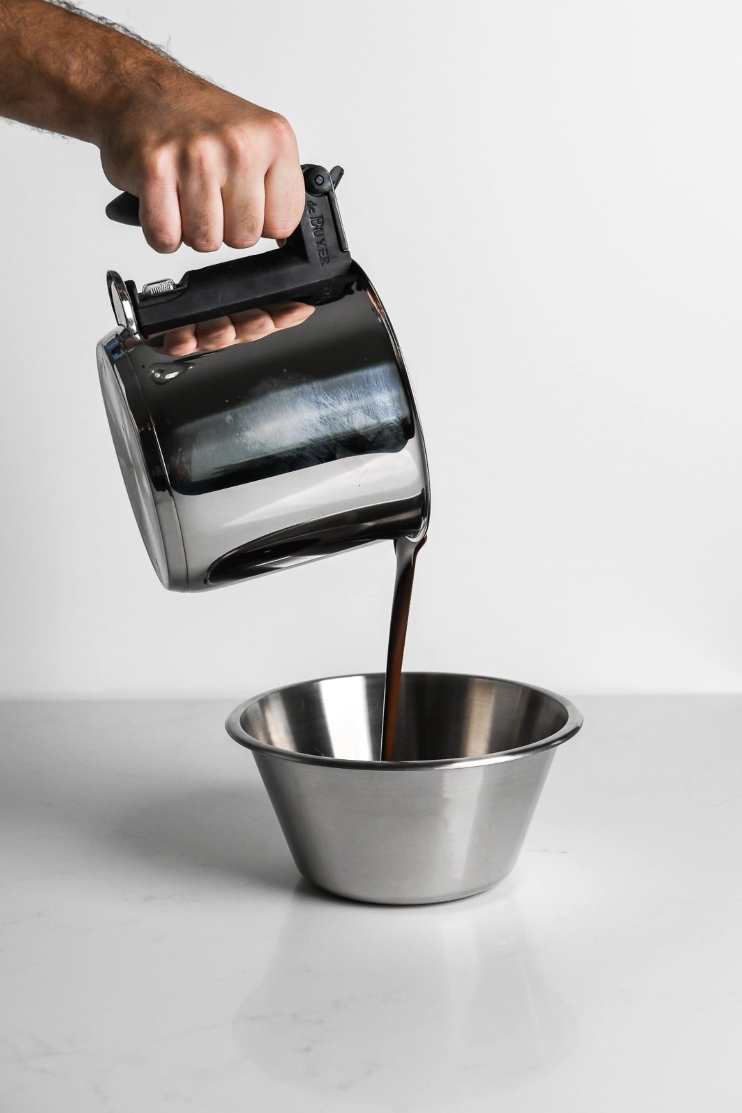 Stilvolle konische Schüssel von de Buyer, Ø 24 cm, 3,5 l, ideal für das Mischen und Servieren in der modernen Küche.