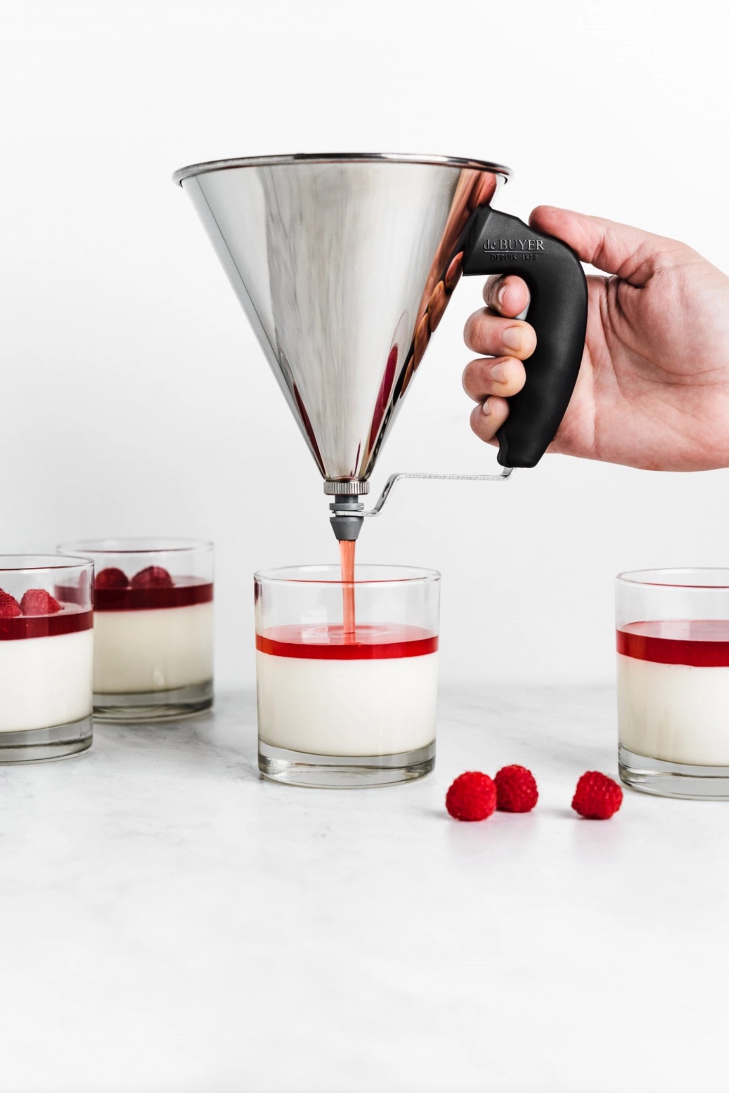 Der KWIK Saucen- und Fondanttrichter von de Buyer (0,8 l) ermöglicht präzises Dosieren und kreative Präsentation von Saucen und Fondant.