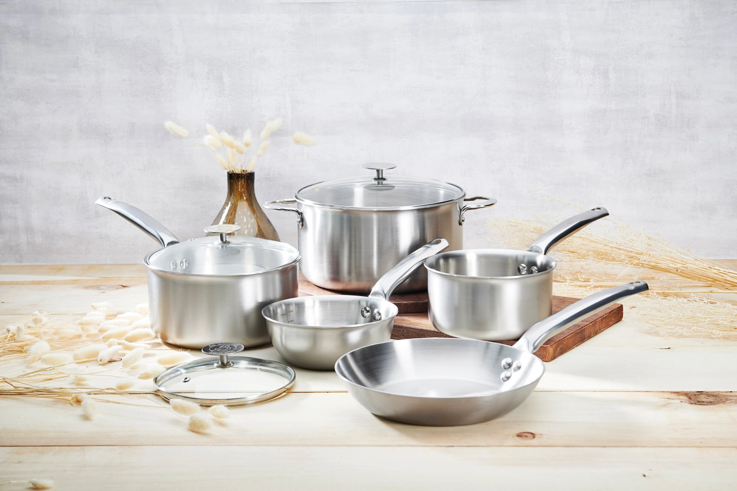 Elegantes 8-teiliges Kochtopfset Alchimy von de Buyer, inklusive 4 Töpfen in verschiedenen Größen und einer praktischen Bratpfanne für kreative Kochabenteuer.