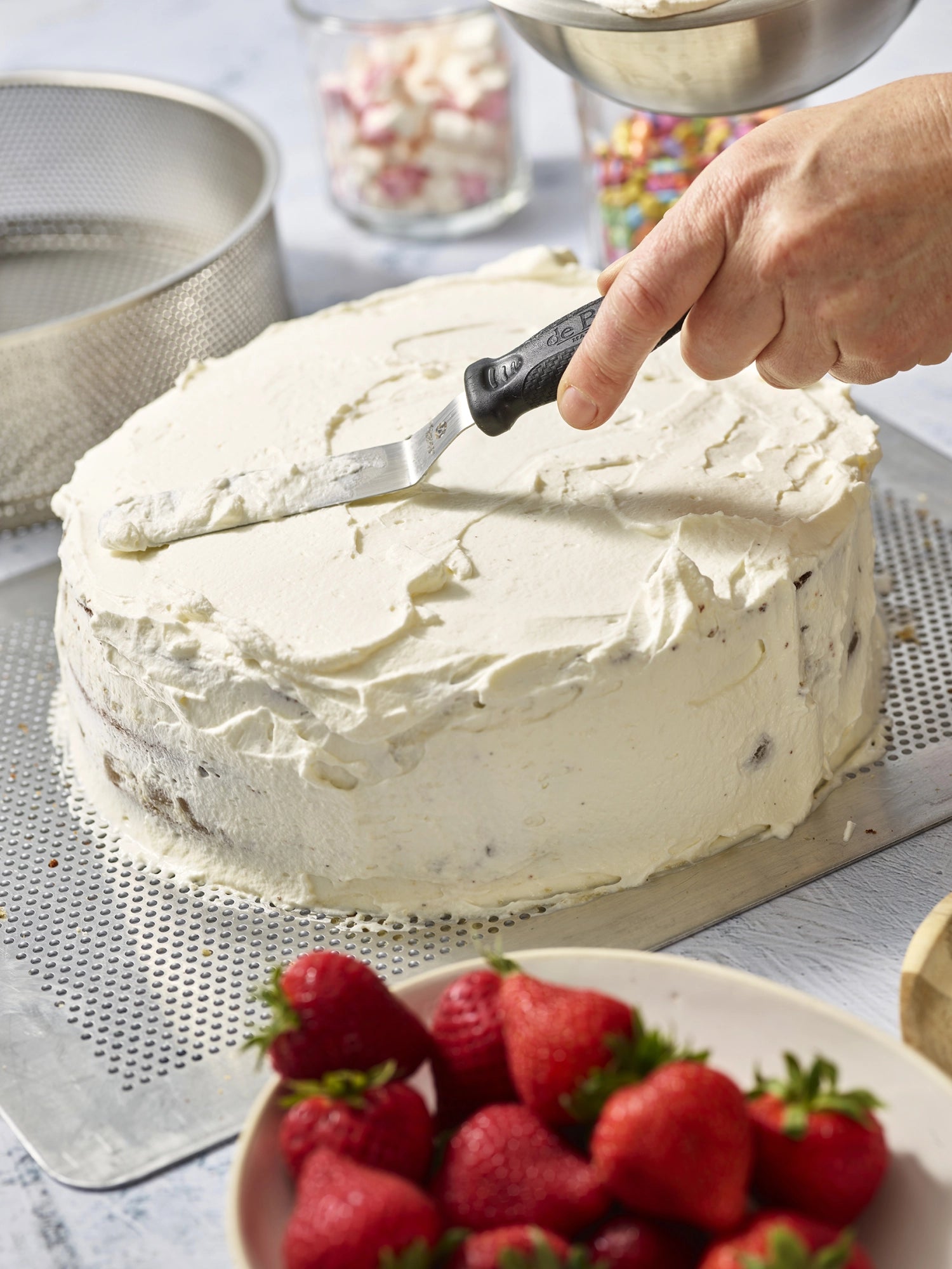 Praktische abgewinkelte Kuchenspachtel von de Buyer mit 15 cm Klinge, perfekt zum einfachen Servieren und Portionieren von Torten und Gebäck.