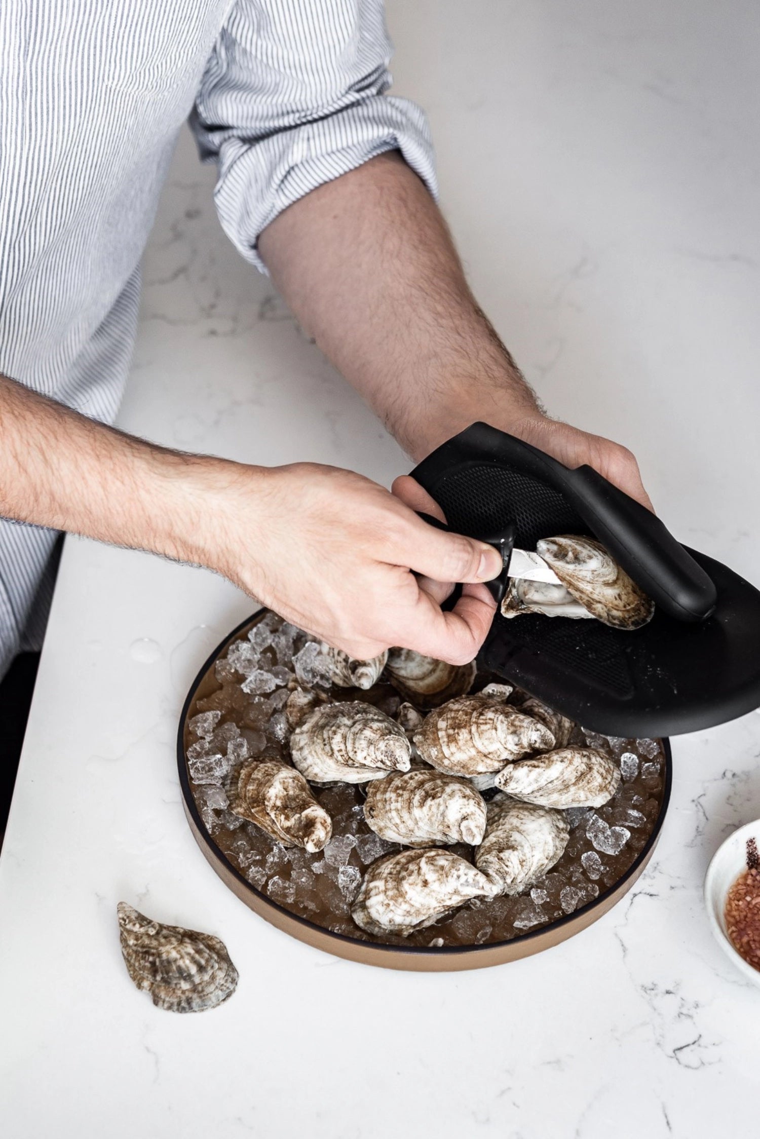 Elegantes Austernmesser von de Buyer mit langlebiger Edelstahlklinge, ideal für das einfache Öffnen von Austern, ergonomisch gestaltet für optimale Handhabung.
