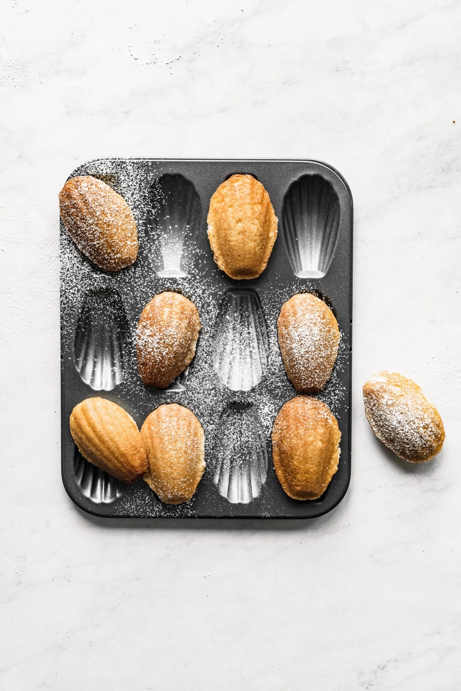 Praktisches Backblech von de Buyer für 12 köstliche Madeleines (26x20 cm). Für gleichmäßiges Backen und müheloses Herausnehmen der Leckereien.