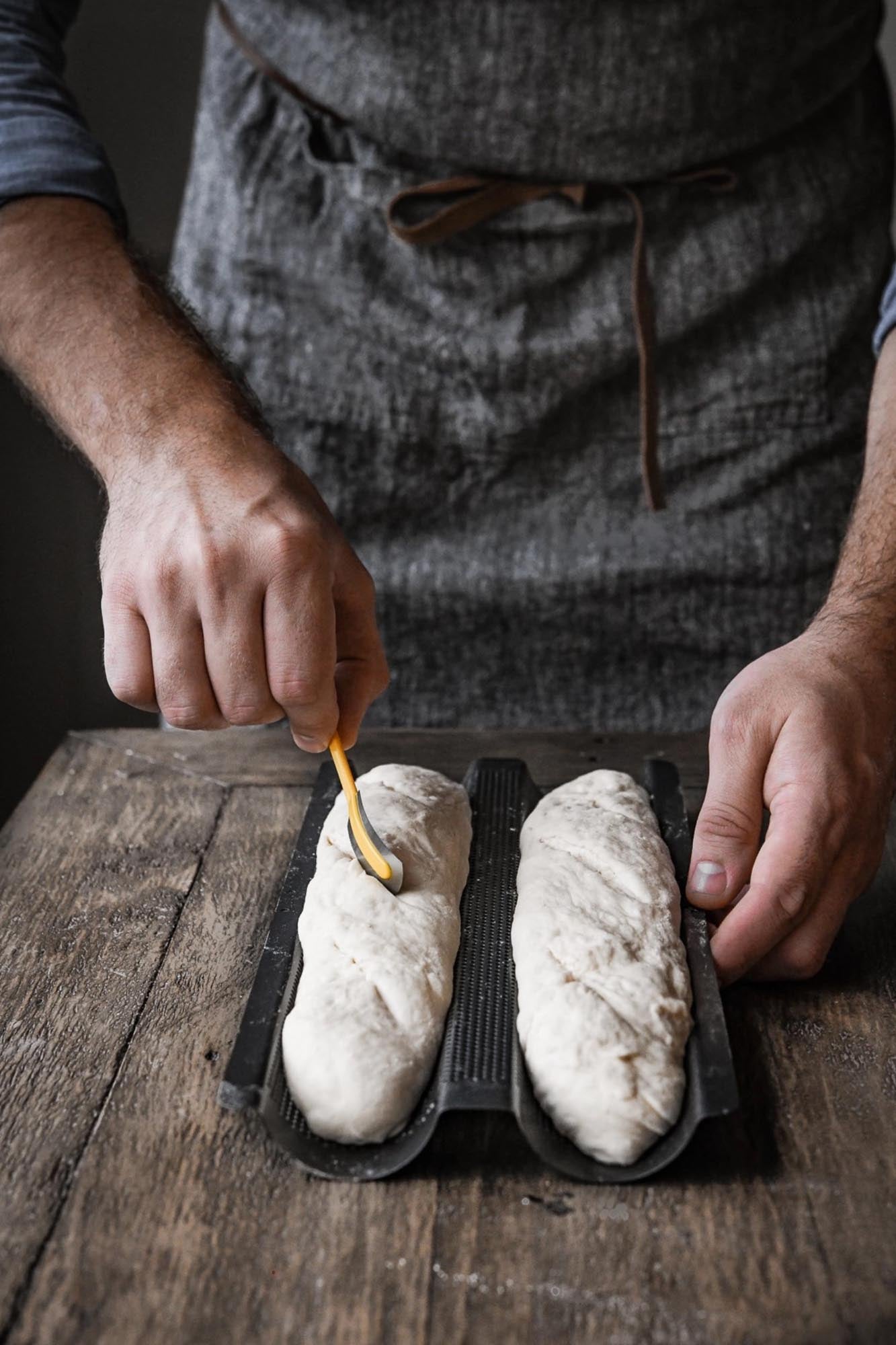 Entdecken Sie das gewellte Backblech von de Buyer für 2 Baguettes (37x16,2 cm) – für knusprige Krusten und perfekte Bräunung!