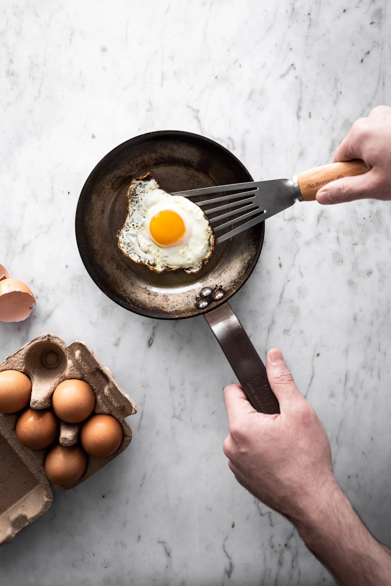 Hochwertige CARBONE PLUS Lyonnaise Bratpfanne Ø 40cm von de Buyer, perfekt für Induktion, ideal für gleichmäßiges Braten und vielseitige Kochanwendungen.