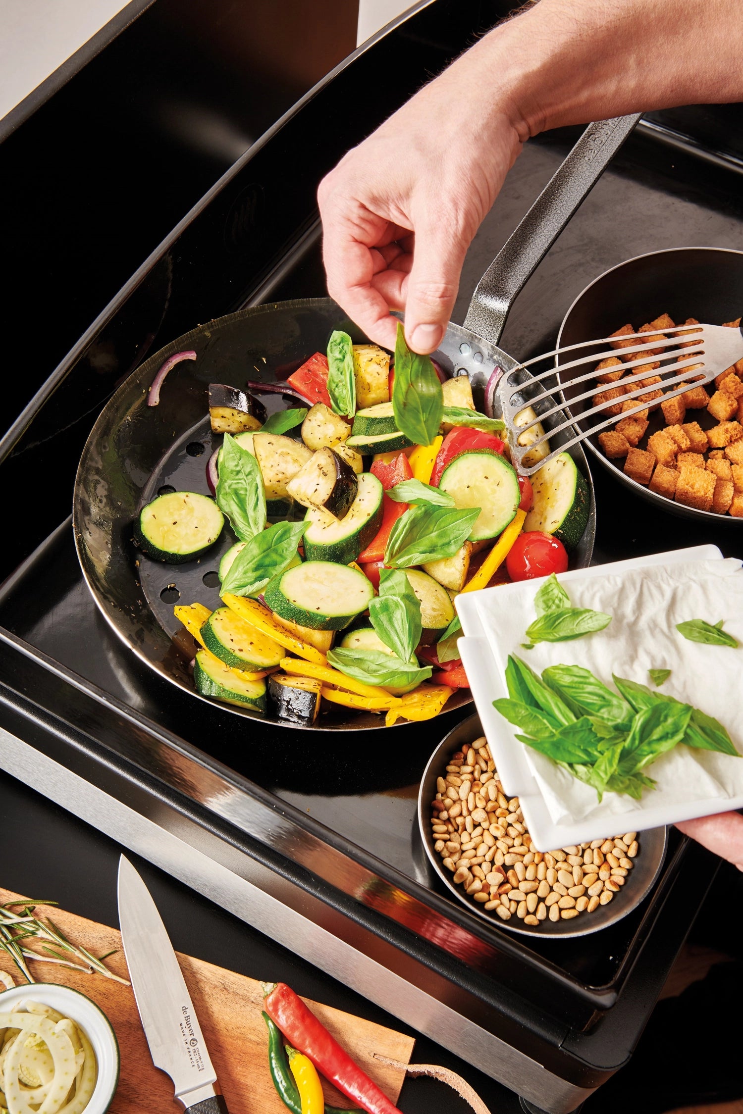 Robuste Marronipfanne Ø 28cm von de Buyer, ideal für Outdoor-Kochen, sorgt für gleichmäßige Hitzeverteilung und köstliche Ergebnisse.