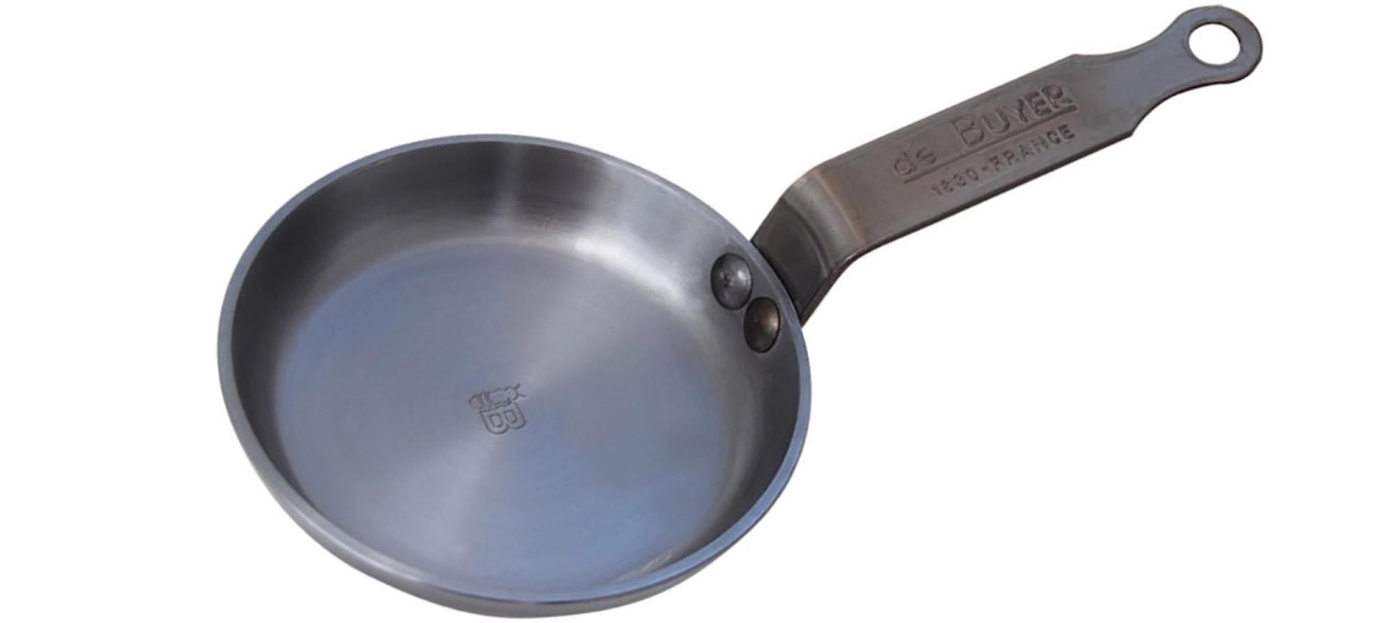 Entdecken Sie das MINERAL B ELEMENT Blinis-Eisenpfännchen Ø 12cm von de Buyer. Ideal für Blinis, Induktion, pflegeleicht und langlebig.