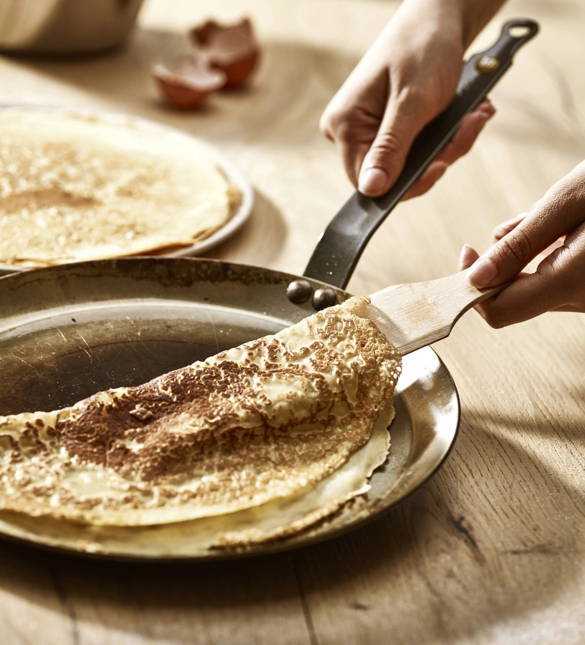 MINERAL B ELEMENT Crêpes Eisenpfanne Ø 26cm, Induktion in Silber präsentiert im Onlineshop von KAQTU Design AG. Bratpfanne ist von de Buyer