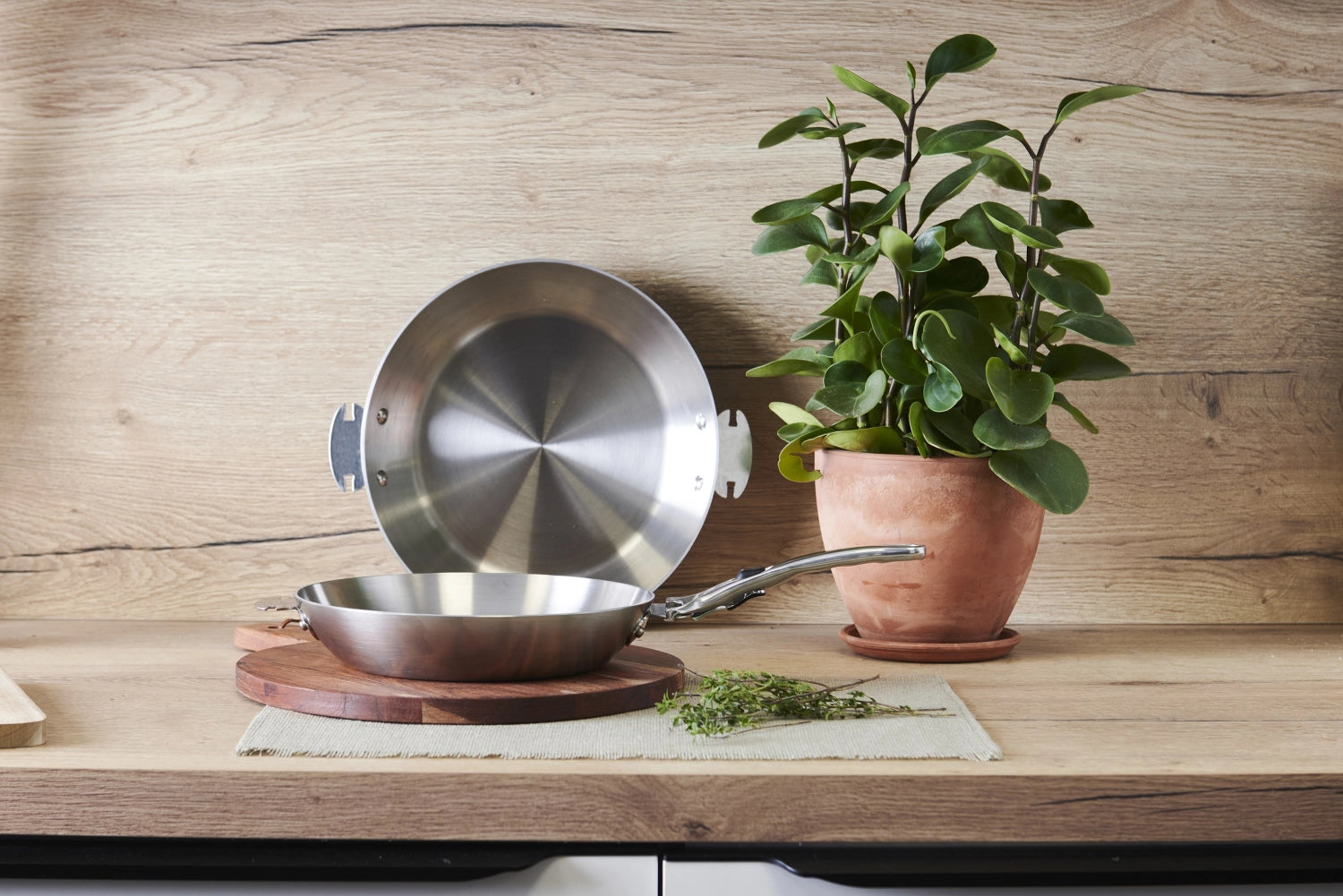 Robuste 24 cm Bratpfanne aus Stahl von de Buyer, ideal für gesundes Braten und vielseitig einsetzbar auf allen Herdarten.