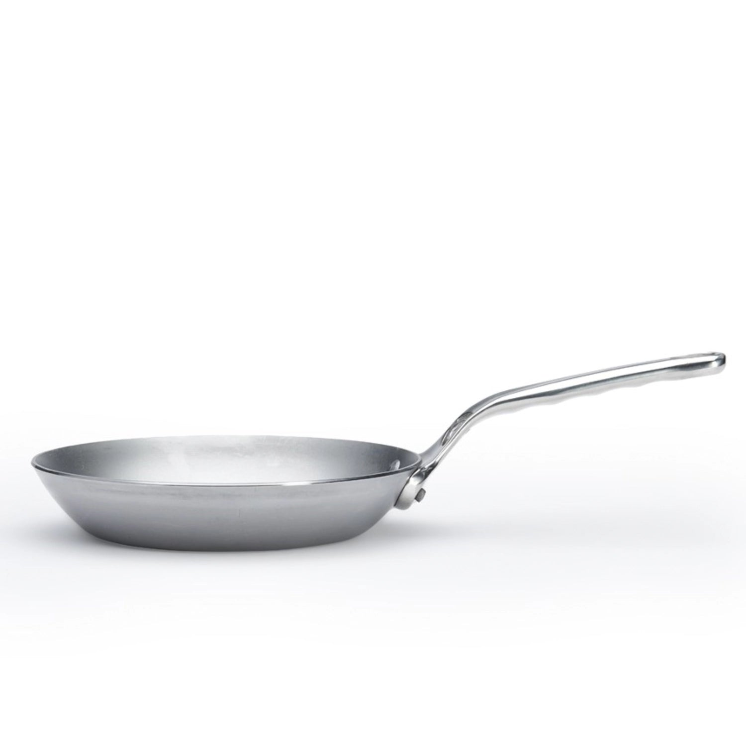 Robuste 20 cm Eisenpfanne von de Buyer, perfekt für Induktion, bietet exzellente Wärmeleitung und ist vielseitig für verschiedene Kochtechniken einsetzbar.