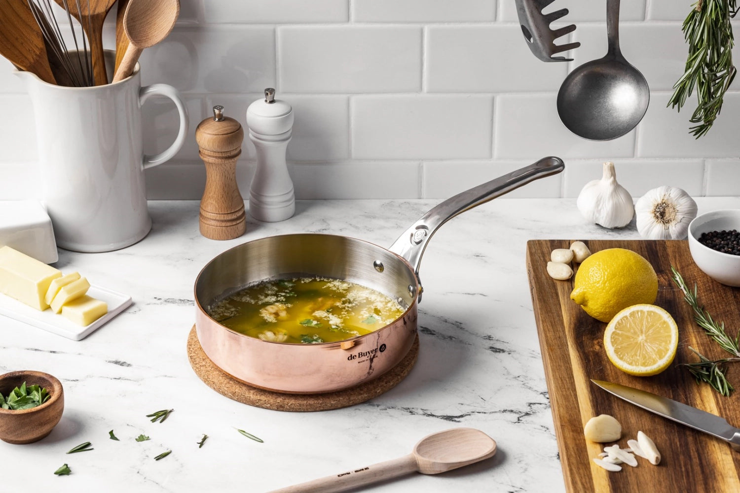 Hochwertige PRIMA MATERA Sauteuse aus Kupfer und Edelstahl, Ø16cm, ideal für Induktion, vereint Funktionalität und stilvolles Design.