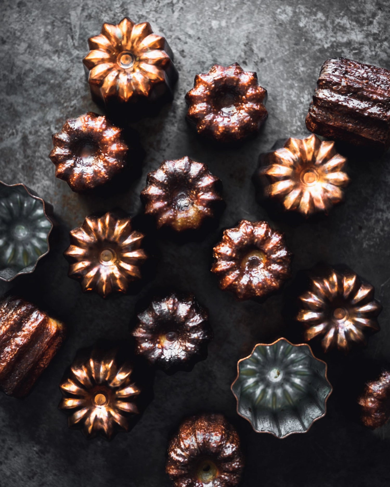 Hochwertige Kupferform für Cannelés, Ø 4,5 cm, H: 4,4 cm. Ideal für feine Backkunst und perfekte Ergebnisse in der Patisserie.