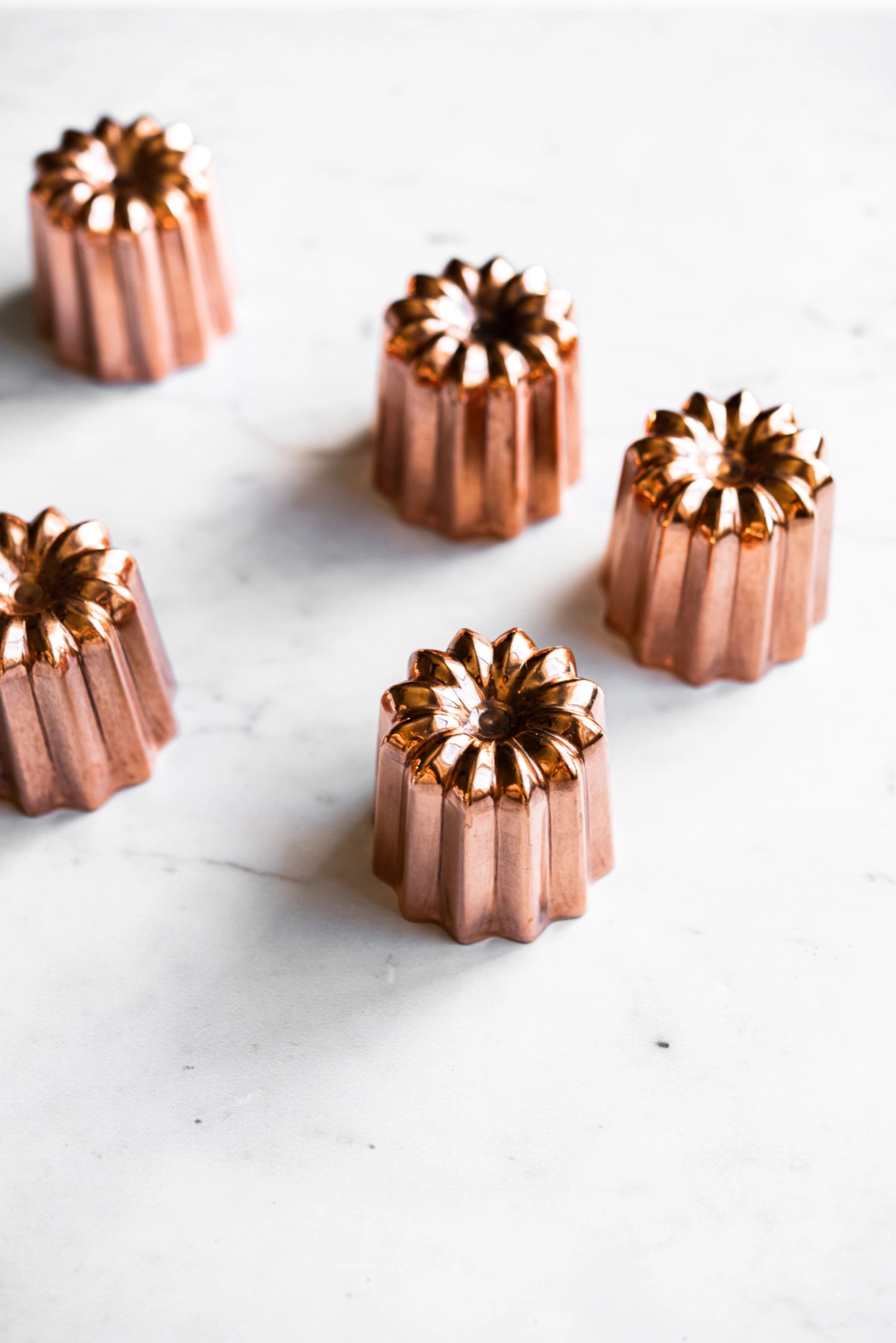 Hochwertige Cannelés-Kuchenform aus Kupfer, Ø 5,5 cm, H: 5,5 cm, ideal für die Zubereitung traditioneller französischer Desserts.