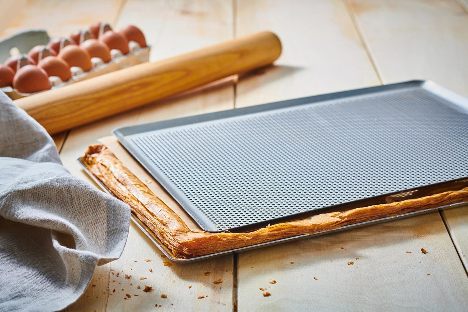 Perforiertes Aluminium-Backblech GN 11 mit schräger Kante, 1 cm hoch, für optimale Wärmeverteilung und perfekte Backergebnisse in der Gastronomie.