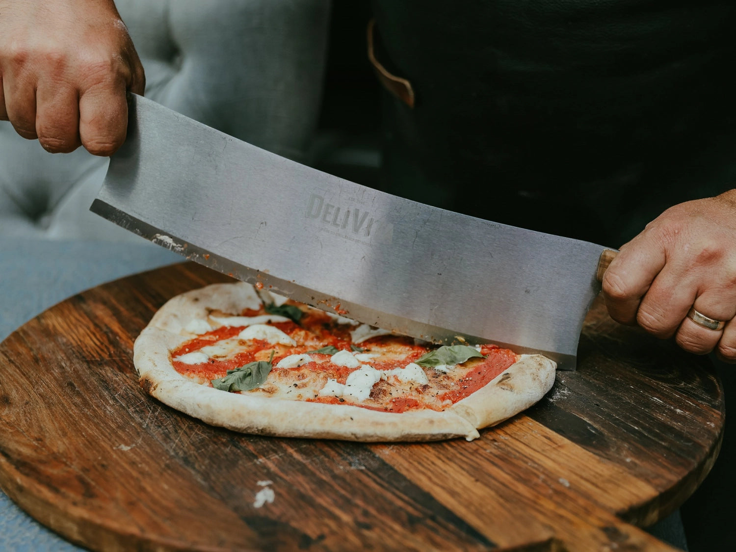 Pizzaschneider von Delivita, ideal für präzise und mühelose Pizzastücke, robustes Design für den perfekten Genuss.