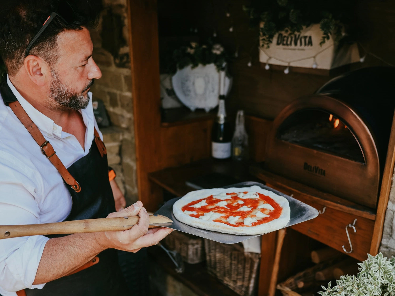 Pizzaschaufel kurz von Delivita, perfekt zum einfachen Bewegen und Servieren von Pizzen, robustes Design für optimale Handhabung.