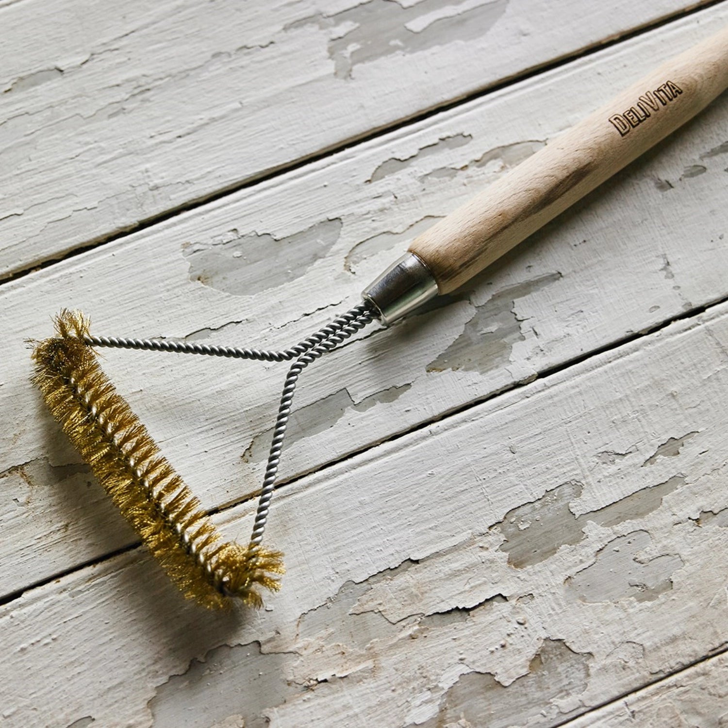 Ofenbürste von Delivita, idealer Küchenhelfer zum Reinigen von Backöfen und Grillrosten, robust und ergonomisch gestaltet.