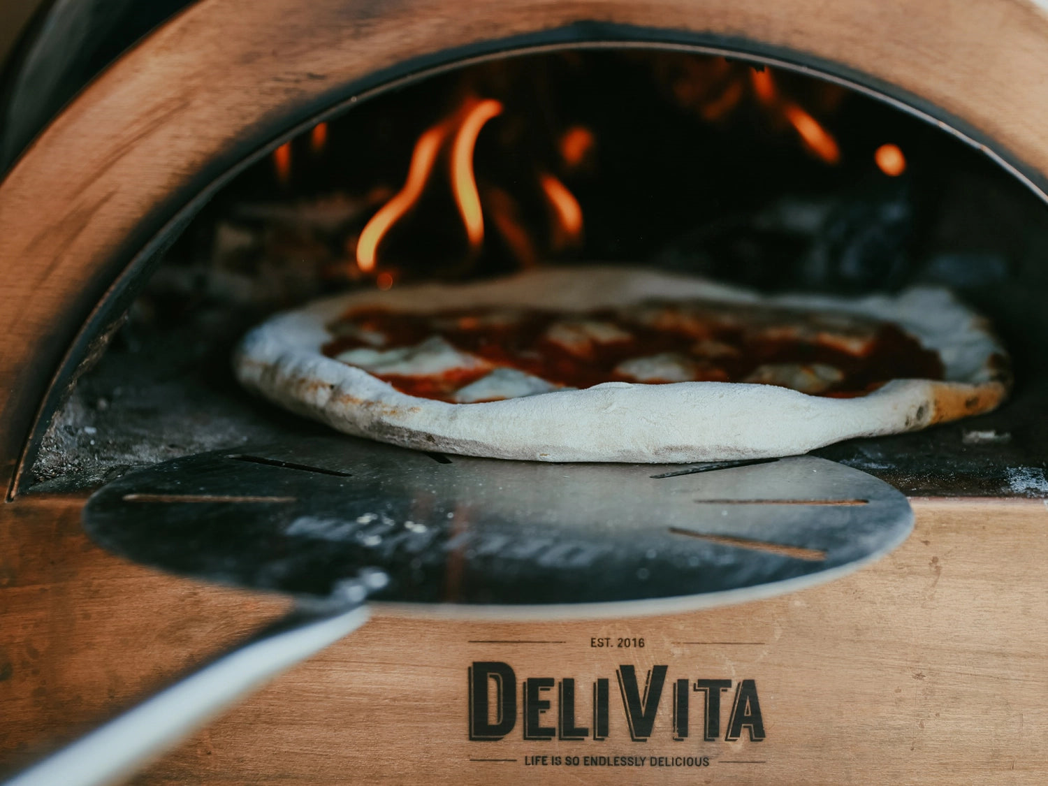 Hochwertige Pizzaschaufel von Delivita, ideal zum Servieren von frisch gebackener Pizza, mit ergonomischem Griff und stilvollem Design.