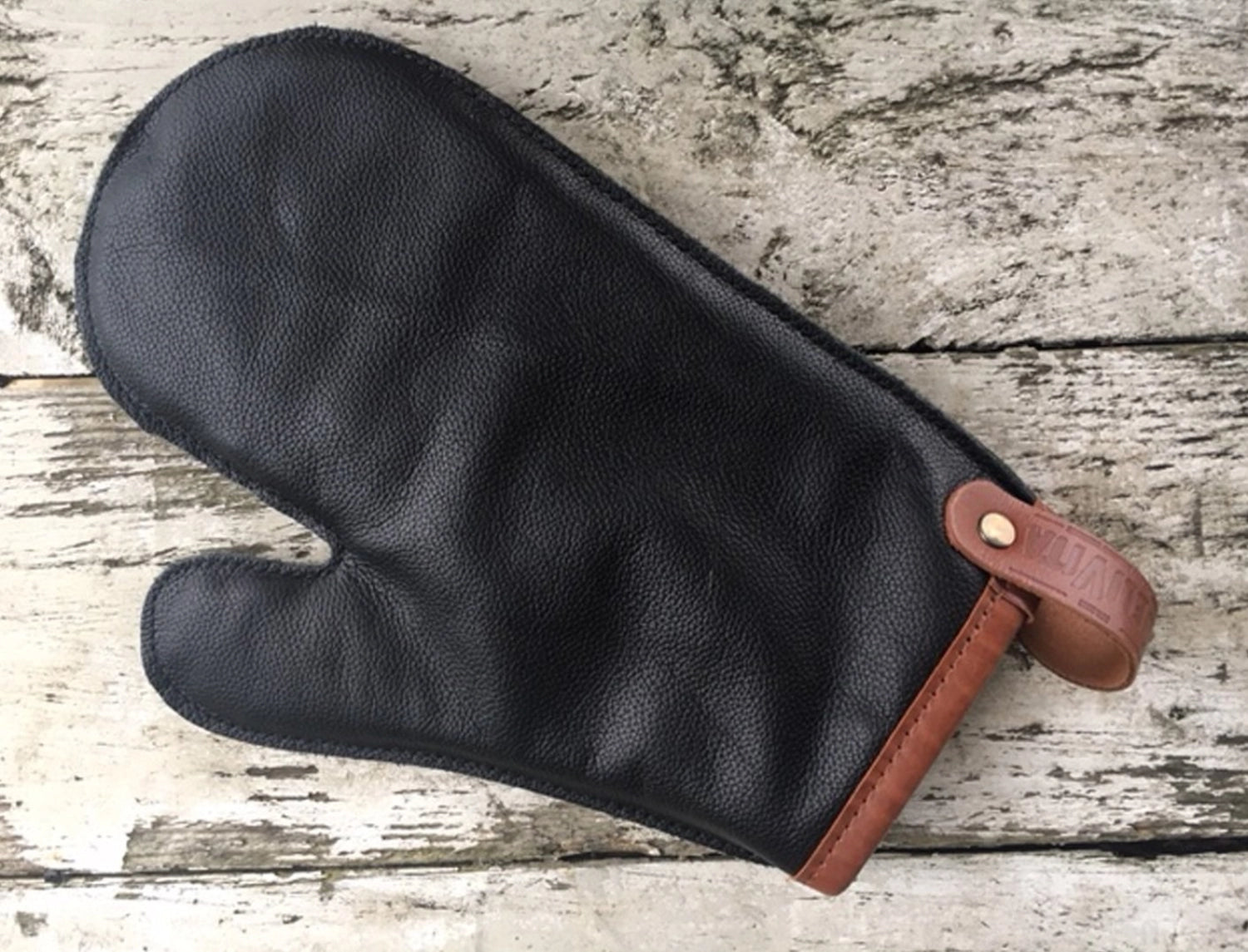 Hochwertiger Lederhandschuh von Delivita, ideal als Topflappen, bietet optimalen Hitzeschutz und stilvolles Design für die Küche.