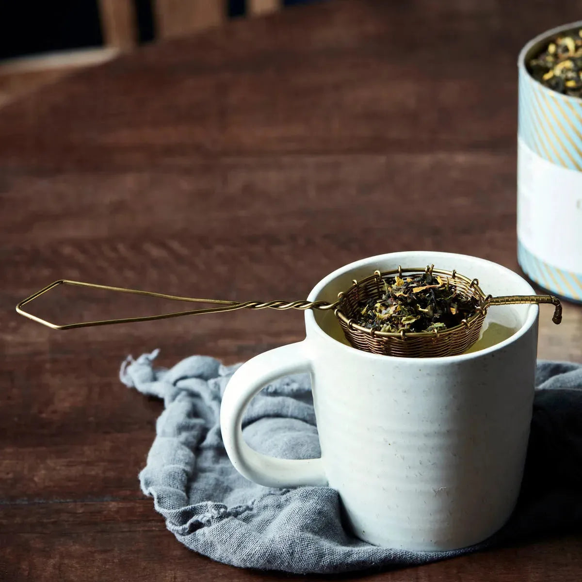 Tea strainer, NVPresentation, Gold in Weiss präsentiert im Onlineshop von KAQTU Design AG. Küchenhelfer ist von Nicolas Vahé