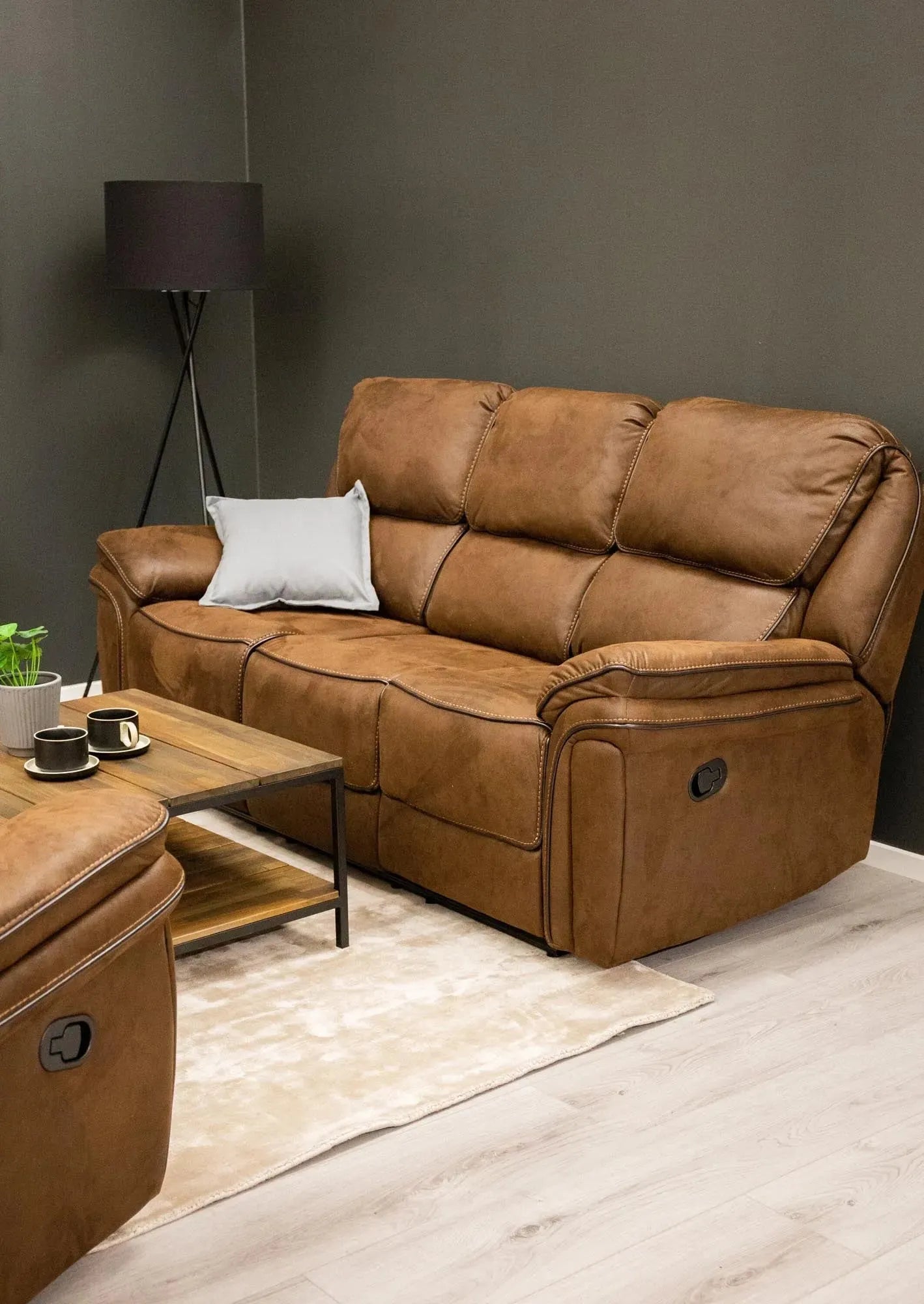 Elegantes Saranda Sofa von Venture Home mit luxuriösem Mikrofaserbezug.