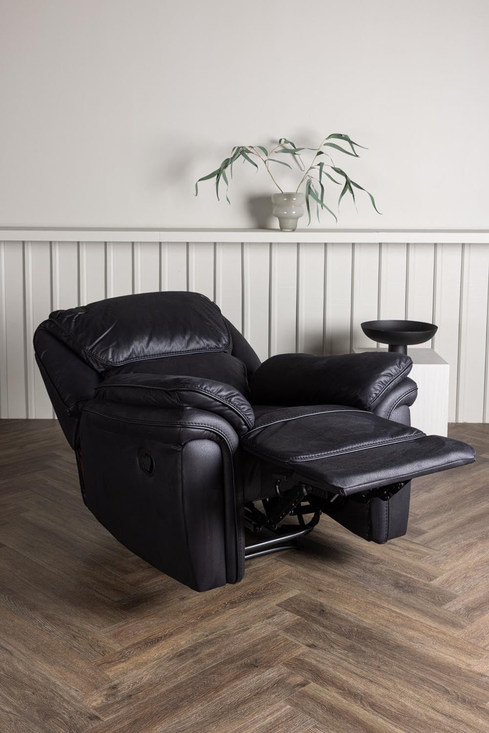 Saranda Liegesofa in Schwarz präsentiert im Onlineshop von KAQTU Design AG. Sessel mit Armlehnen ist von Venture Home