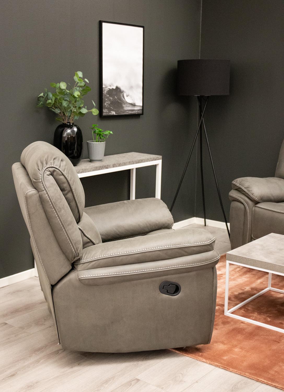 Saranda Sessel in Grau präsentiert im Onlineshop von KAQTU Design AG. Sessel mit Armlehnen ist von Venture Home