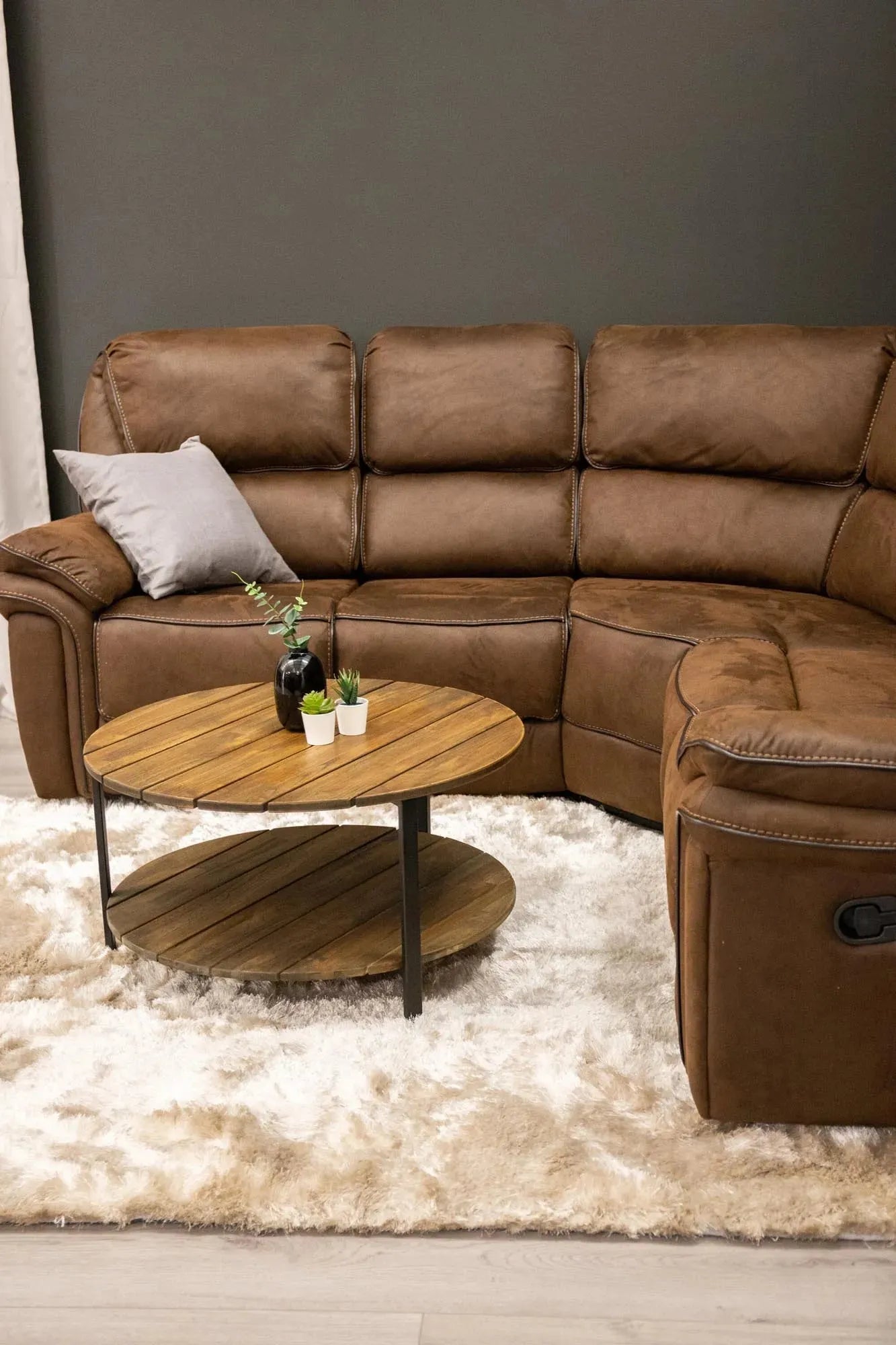 Elegantes Saranda Sofa von Venture Home mit luxuriösem Mikrofaserbezug.