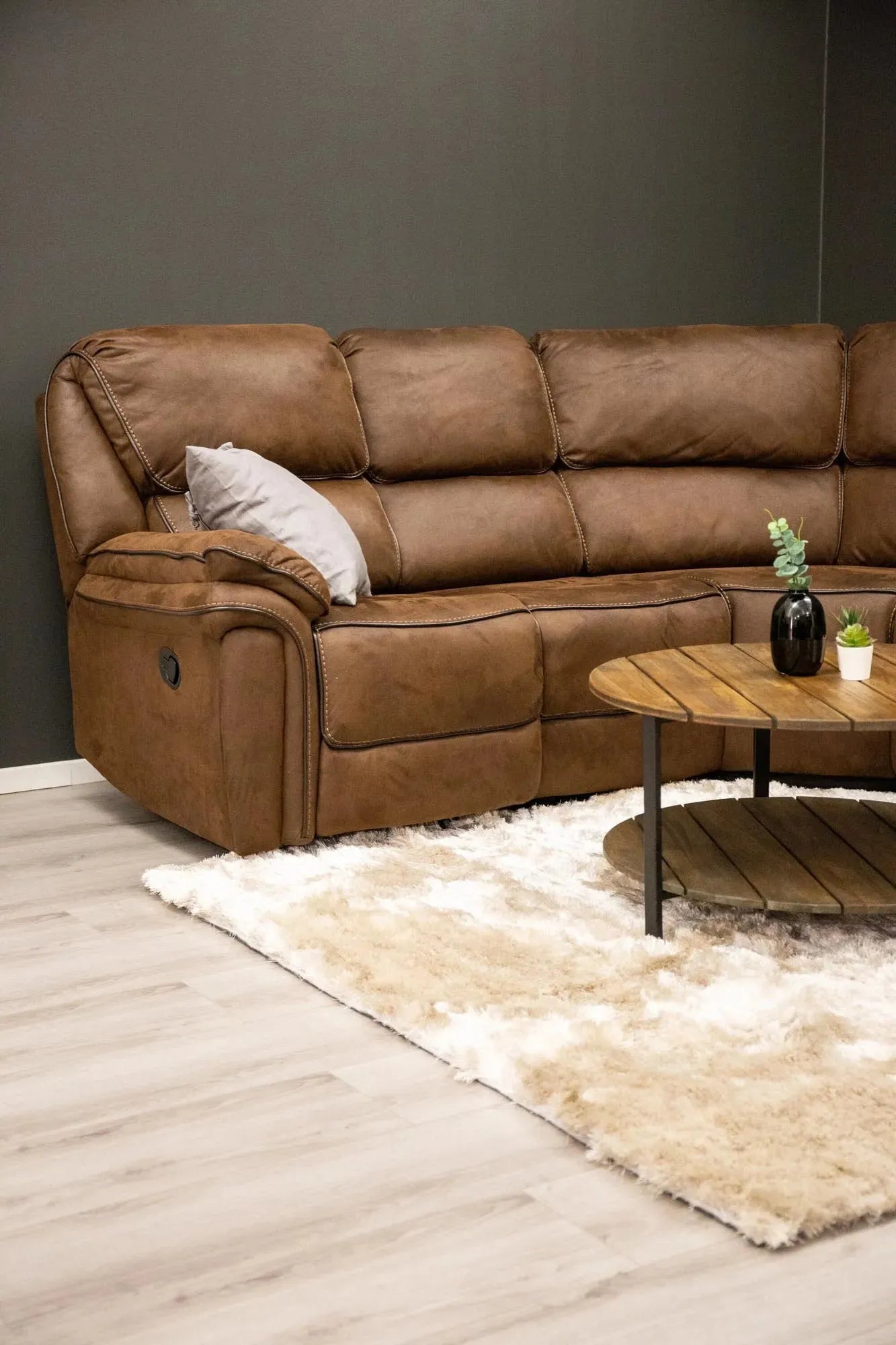 Stilvolles Saranda Sofa von Venture Home mit weichem Mikrofaserstoff.