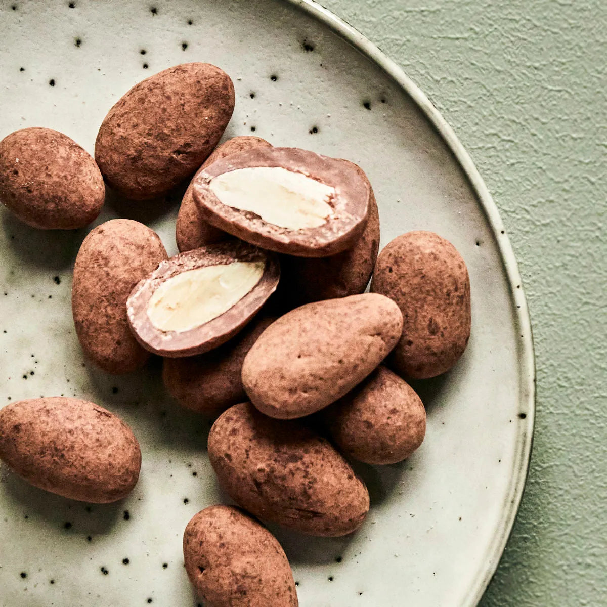 Chocolate covered almonds, Cocoa in  präsentiert im Onlineshop von KAQTU Design AG. Lebensmittel ist von Nicolas Vahé