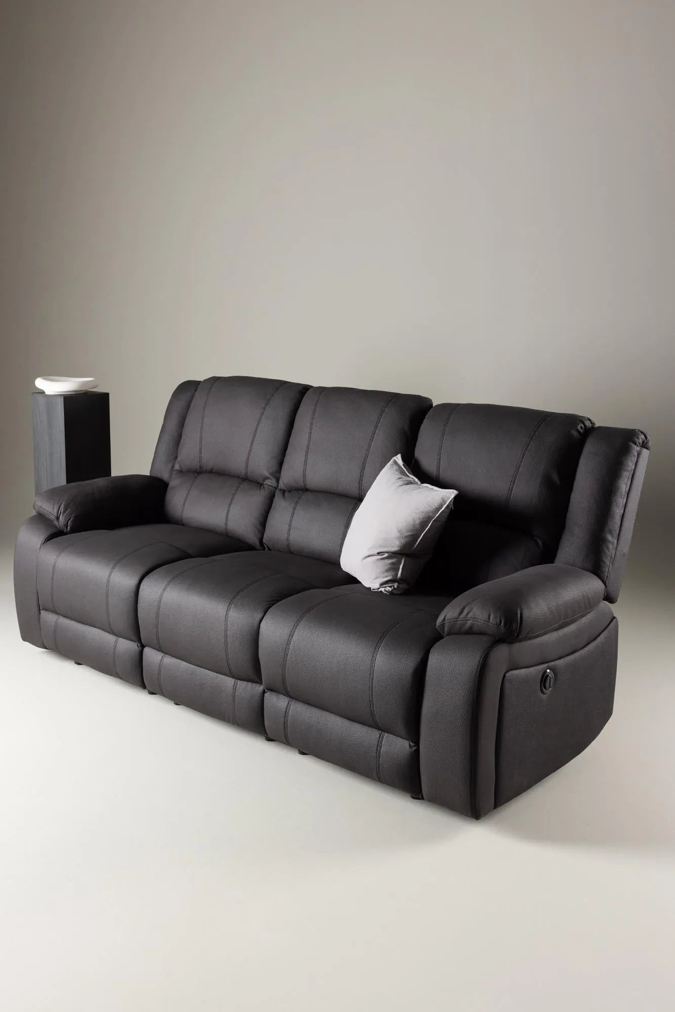 Singapore Sofa in Schwarz präsentiert im Onlineshop von KAQTU Design AG. 3er Sofa ist von Venture Home