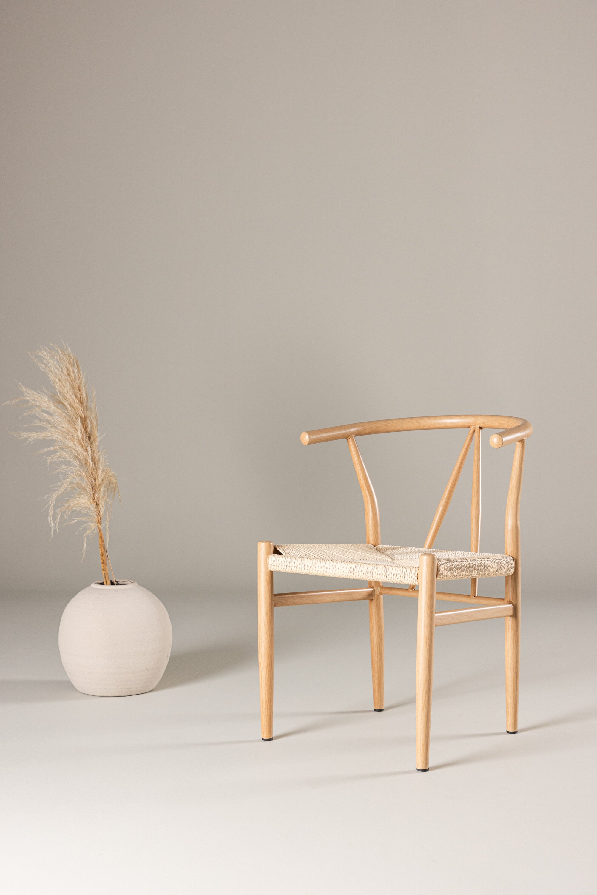 Alfons Esszimmerstuhl in Natur präsentiert im Onlineshop von KAQTU Design AG. Schalenstuhl mit Armlehne ist von Venture Home