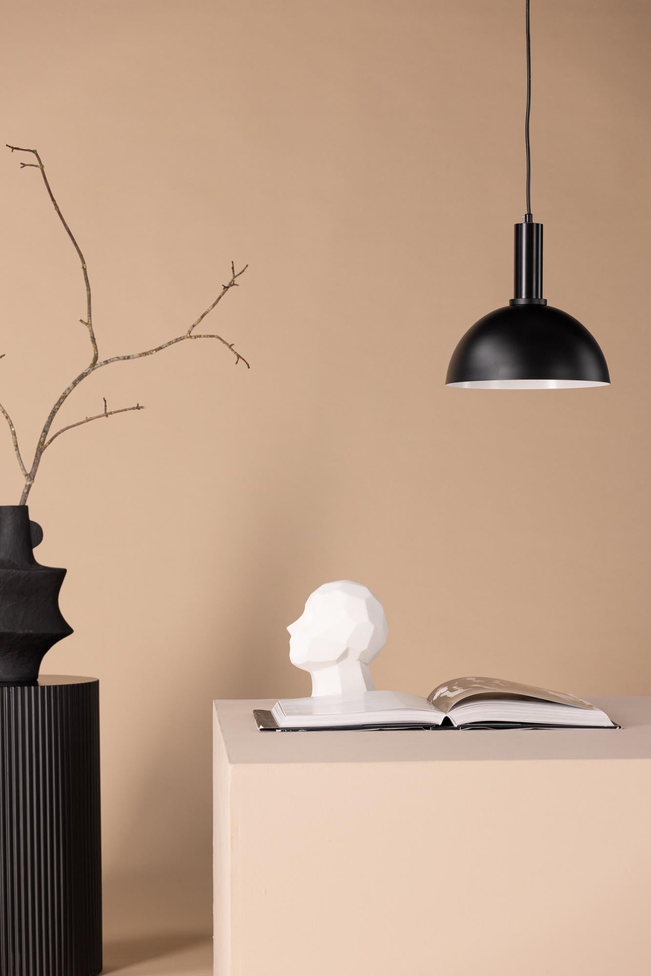 Die Narbonne Pendelleuchte von Venture Home: Elegantes, robustes Design aus schwarzem Eisen, ideal für gleichmässige Lichtverteilung.