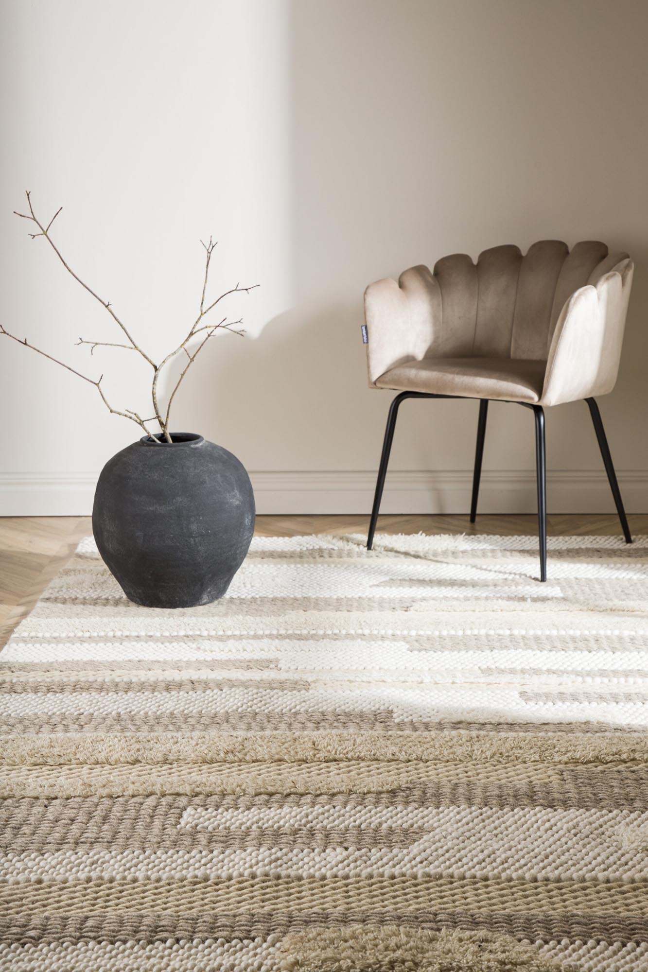Sixteen Teppich in Beige präsentiert im Onlineshop von KAQTU Design AG. Teppich ist von Venture Home
