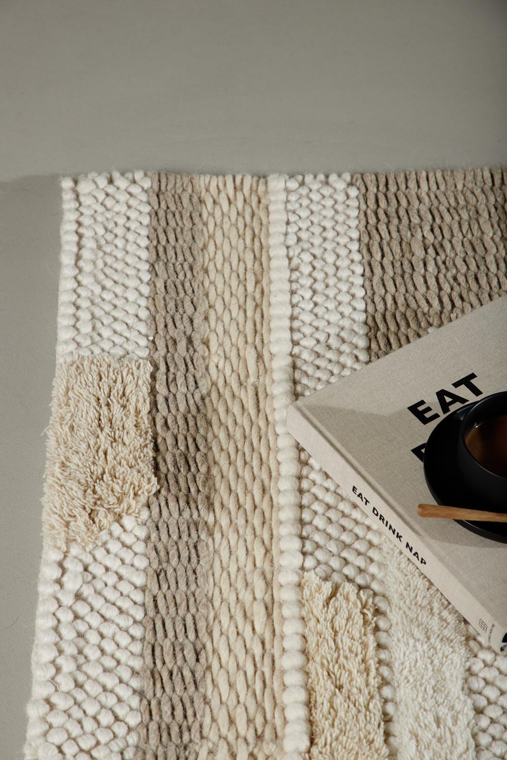 Sixteen Teppich in Beige präsentiert im Onlineshop von KAQTU Design AG. Teppich ist von Venture Home