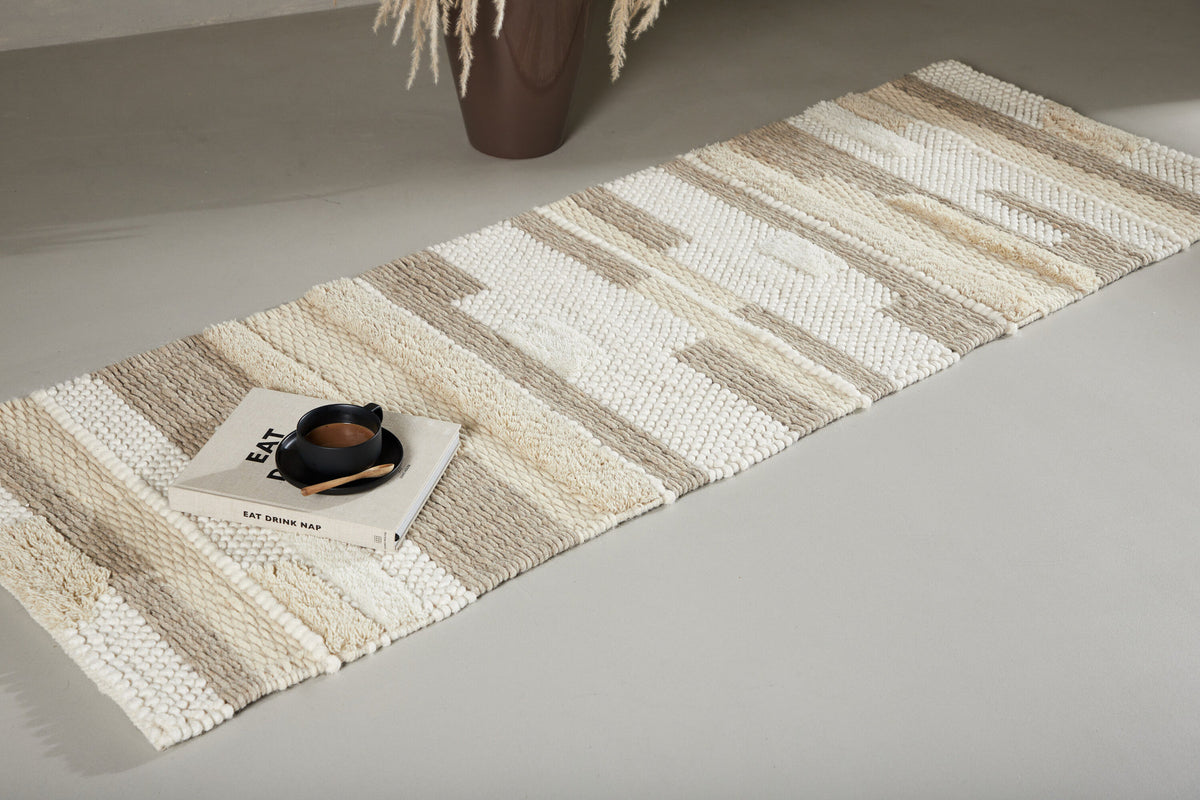Sixteen Teppich in Beige präsentiert im Onlineshop von KAQTU Design AG. Teppich ist von Venture Home
