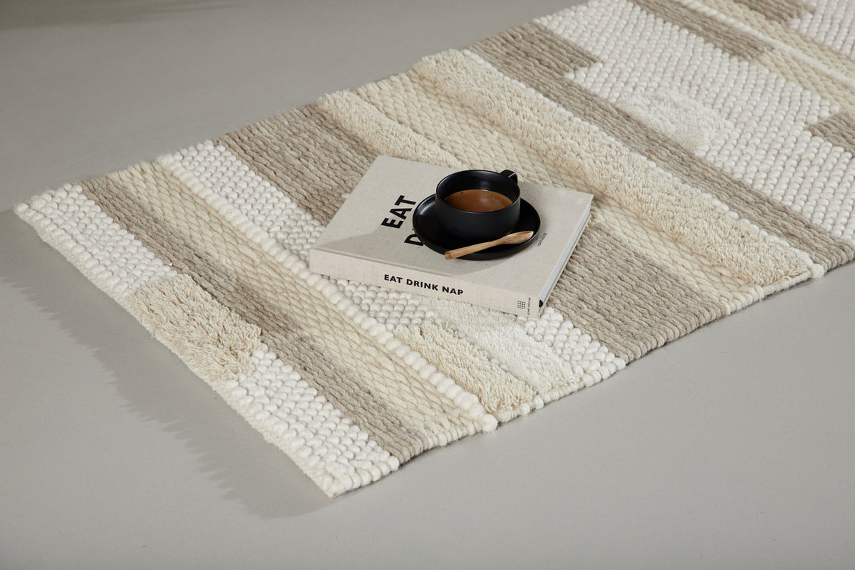 Sixteen Teppich in Beige präsentiert im Onlineshop von KAQTU Design AG. Teppich ist von Venture Home