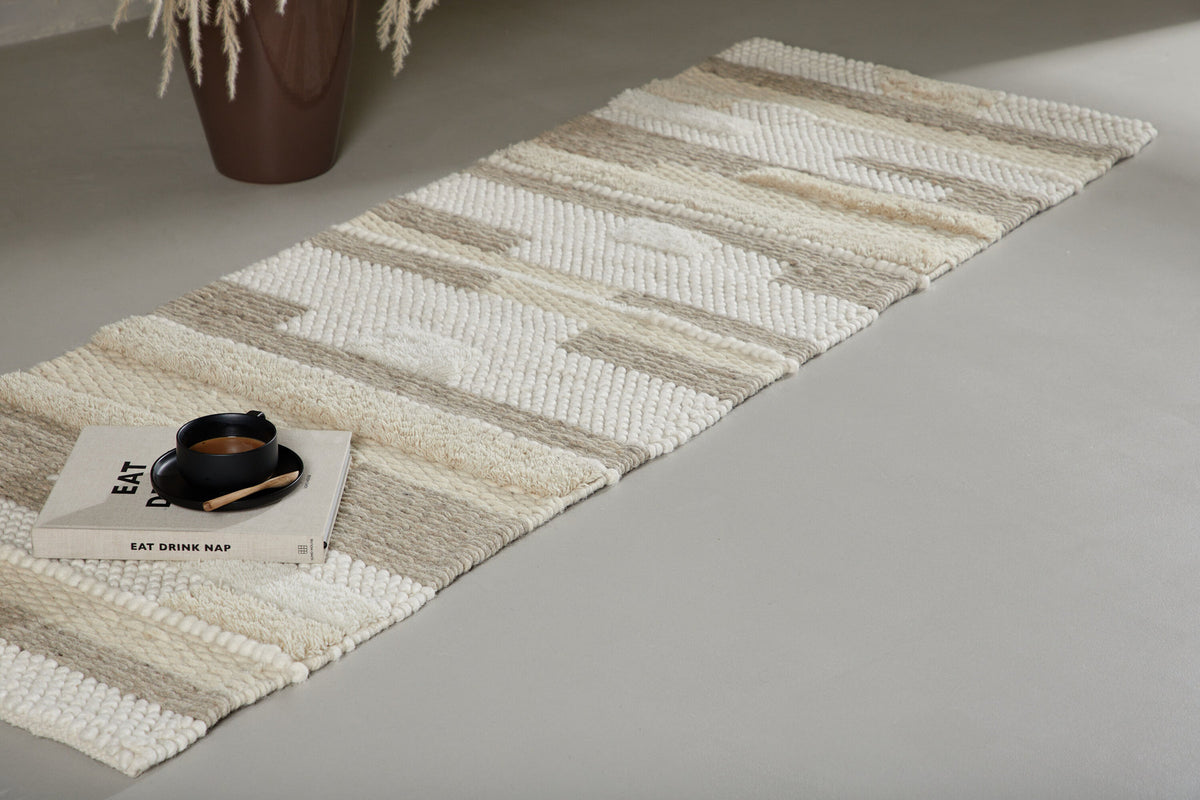 Sixteen Teppich in Beige präsentiert im Onlineshop von KAQTU Design AG. Teppich ist von Venture Home