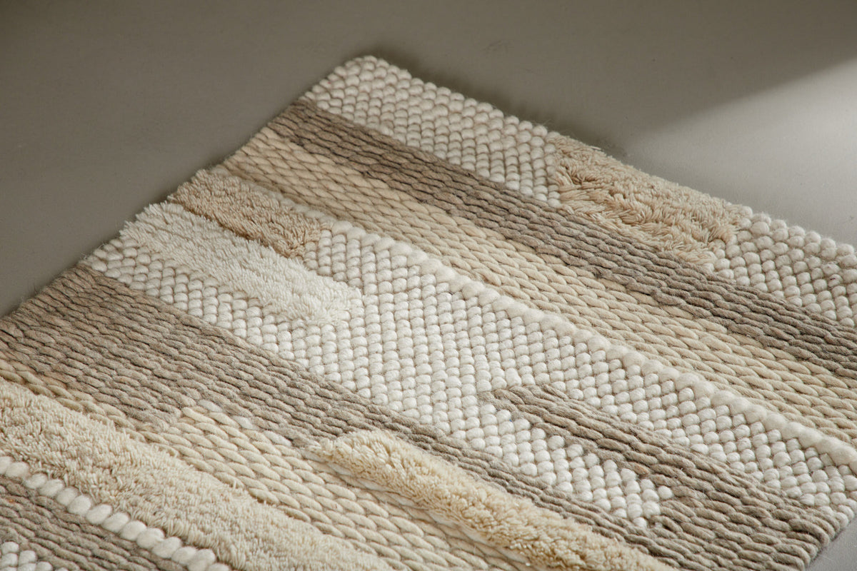 Sixteen Teppich in Beige präsentiert im Onlineshop von KAQTU Design AG. Teppich ist von Venture Home