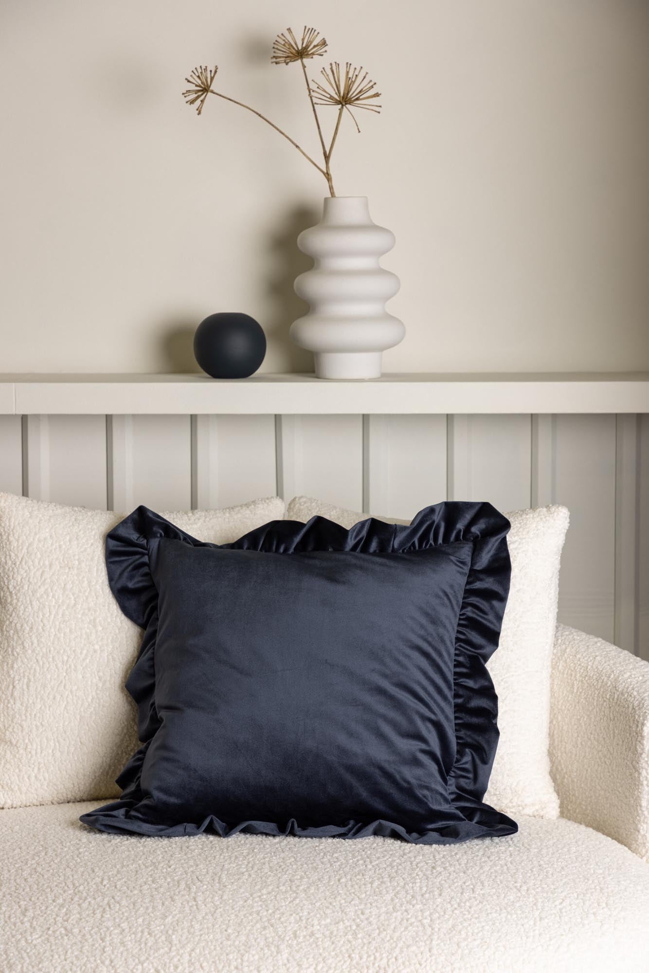 Hailey Kissenbezug in Dunkelblau präsentiert im Onlineshop von KAQTU Design AG. Deko Kissenbezug ist von Venture Home