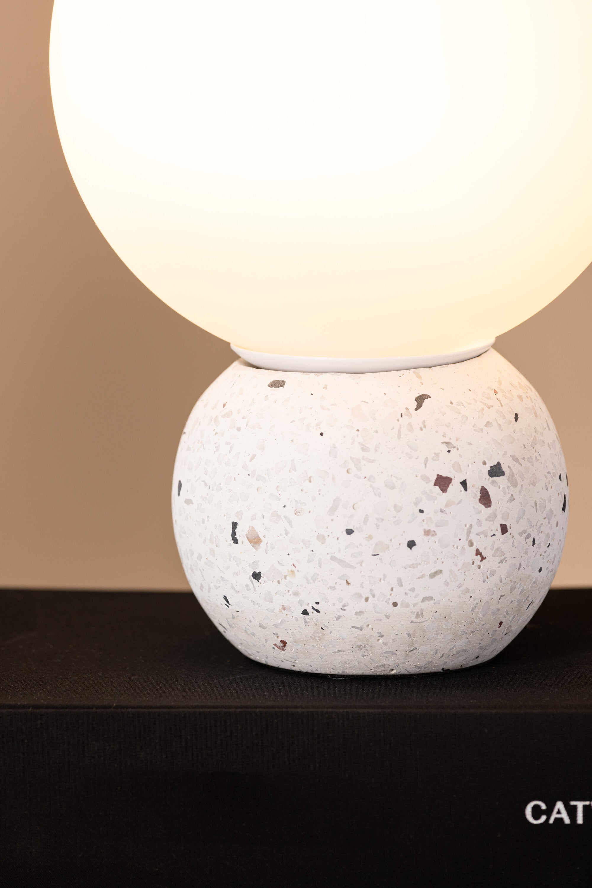Metz Tischleuchte in Weiss präsentiert im Onlineshop von KAQTU Design AG. Tischleuchte ist von Venture Home