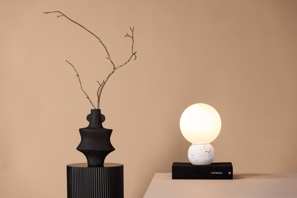 Metz Tischleuchte in Weiss präsentiert im Onlineshop von KAQTU Design AG. Tischleuchte ist von Venture Home