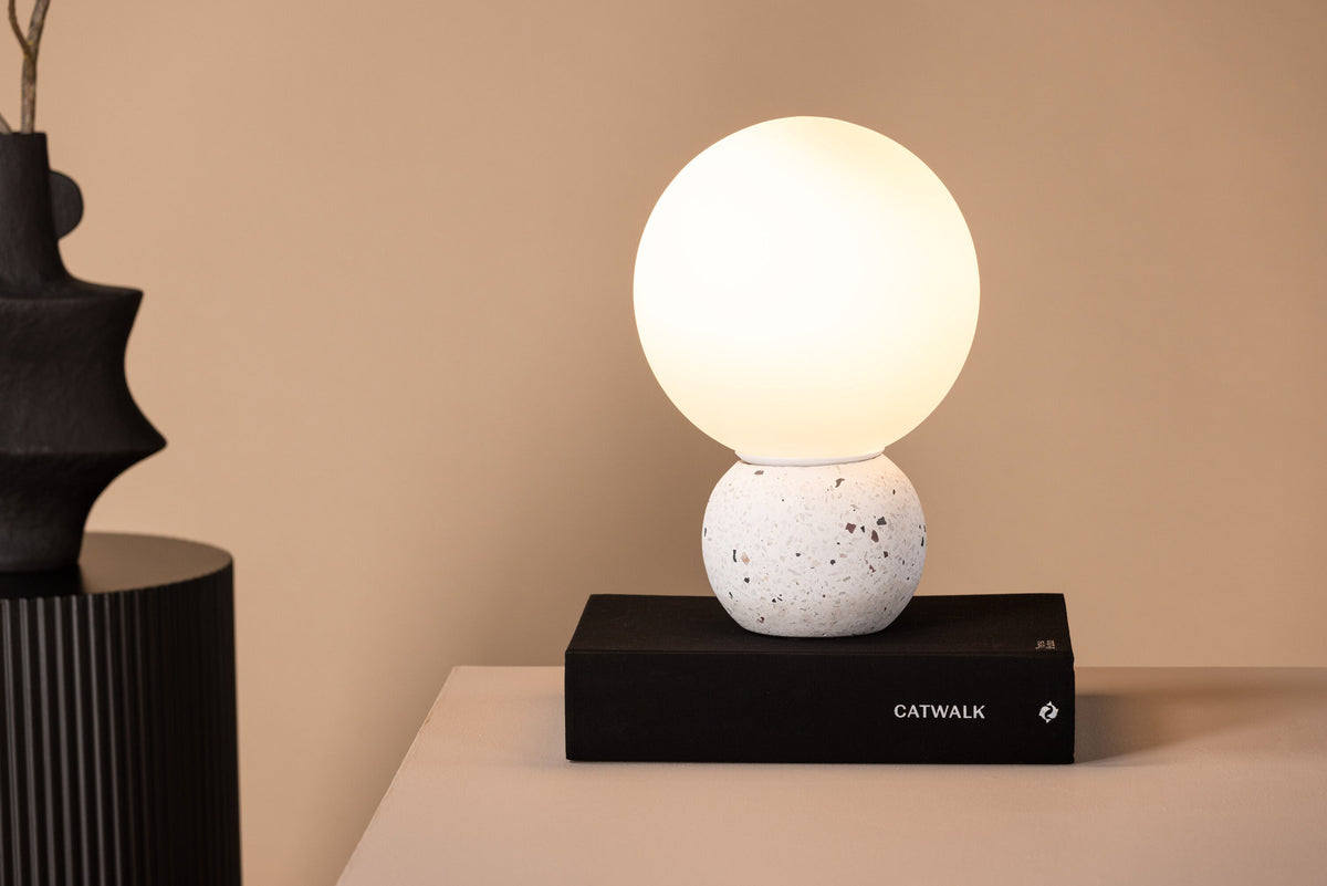 Metz Tischleuchte in Weiss präsentiert im Onlineshop von KAQTU Design AG. Tischleuchte ist von Venture Home