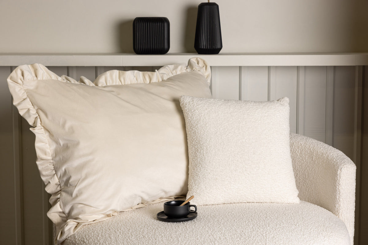 Hailey Kissenbezug in Weiss präsentiert im Onlineshop von KAQTU Design AG. Deko Kissenbezug ist von Venture Home