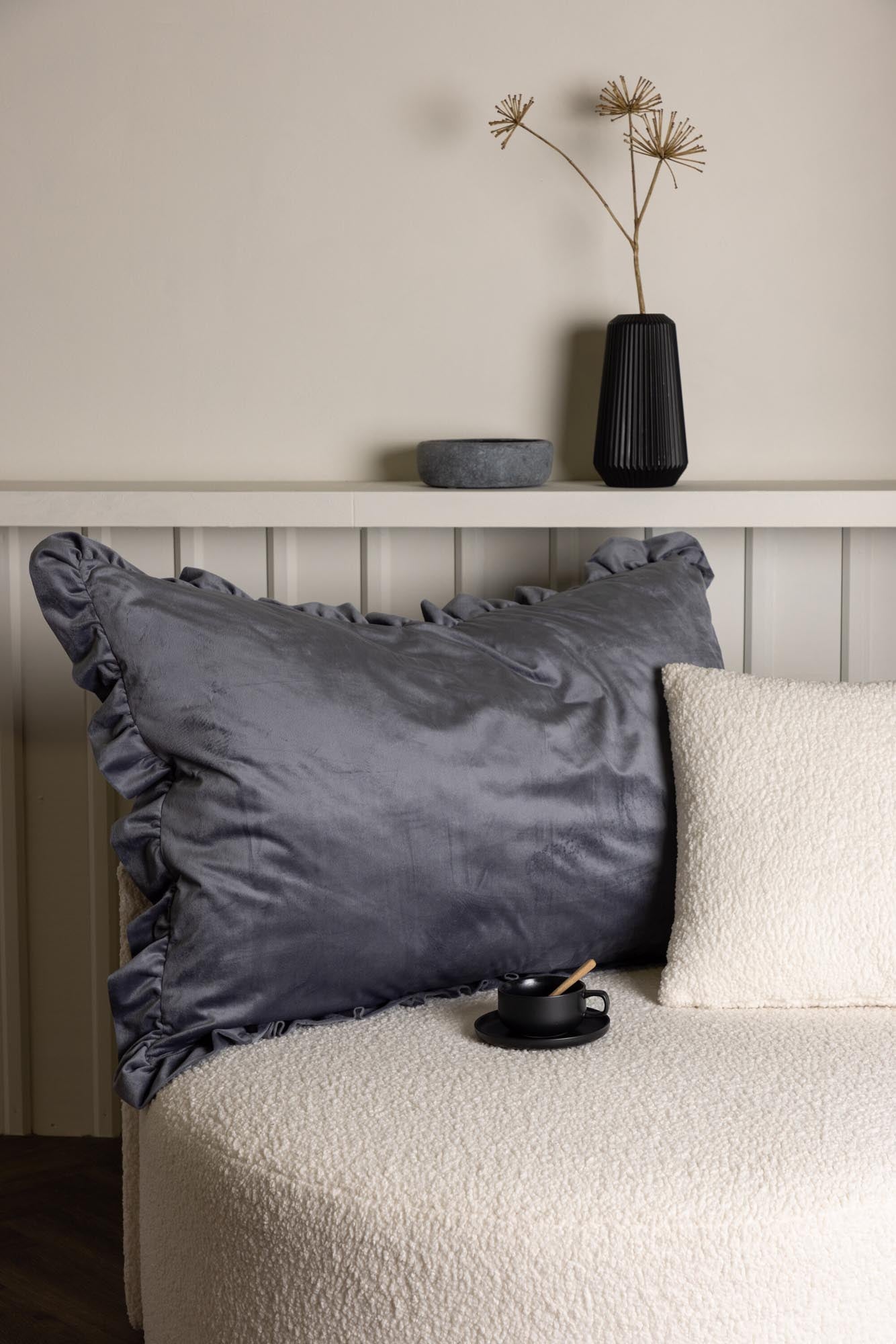 Hailey Kissenbezug in Grau präsentiert im Onlineshop von KAQTU Design AG. Deko Kissenbezug ist von Venture Home