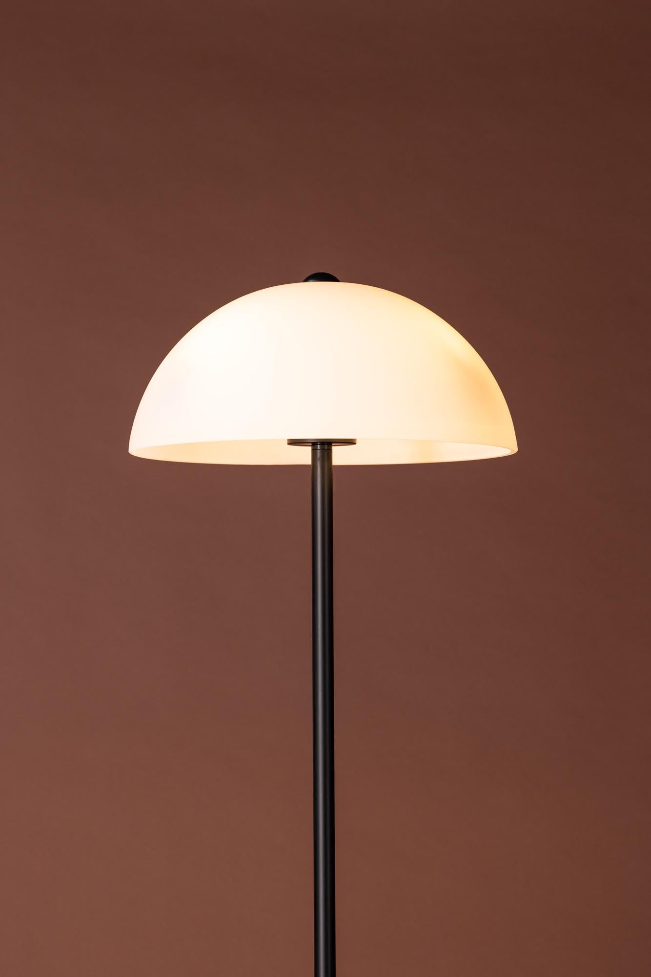 Elegante Ferrand Stehleuchte von Venture Home: Robuster Eisenfuß, hochwertiger Glasschirm, ideal für gemütliche Wohnräume.